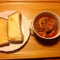 Snapdishの料理写真:チキンと野菜のトマト煮込み、チーズ＆バタートースト|ゆう子さん