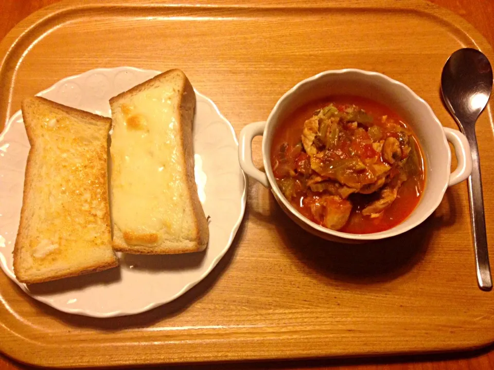 チキンと野菜のトマト煮込み、チーズ＆バタートースト|ゆう子さん