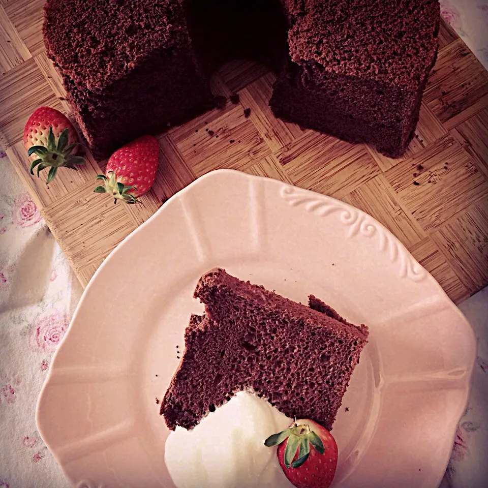 Double chocolate chiffon with whipped cream & strawberry|12Dragonさん