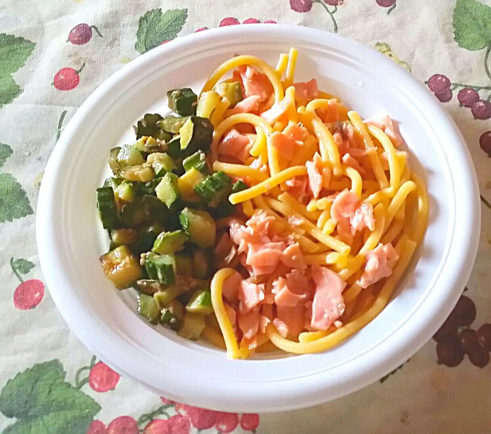 Snapdishの料理写真:bucatini con salmone e zucchine|Angelica Effy Giglioさん