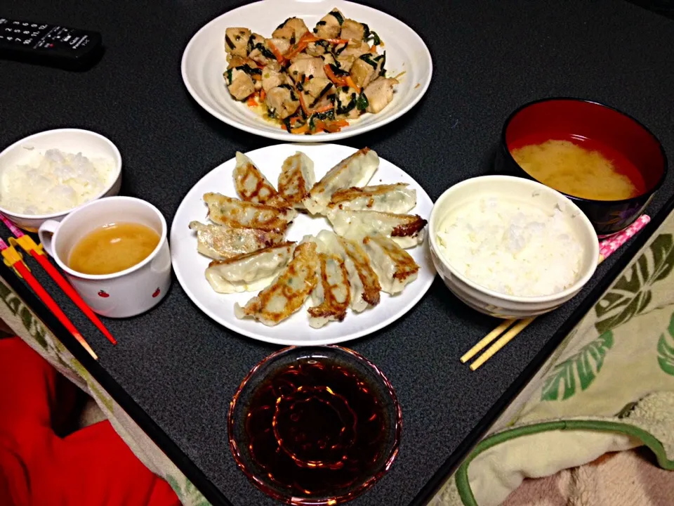 野菜と鶏肉炒め•焼き餃子|うるしちかさん