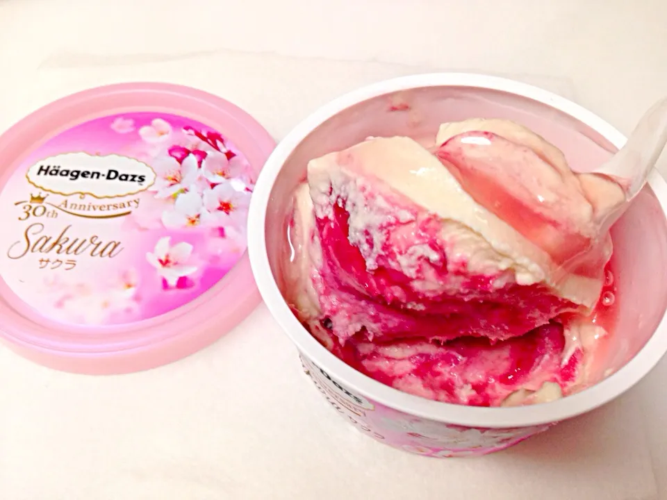 Snapdishの料理写真:Haagen-Dazs 30Th Anniversary (Japan) .... Sakura Flavor ice cream...|Deana/Akinaさん