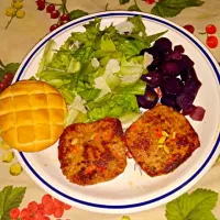 Snapdishの料理写真:Burger di soia con insalata verde e carore|Angelica Effy Giglioさん