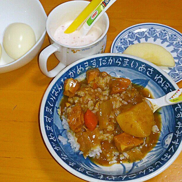 ぼっちゃんの朝食
朝カレー
朝フルーツはりんご(*^^*)|ふみぃさん