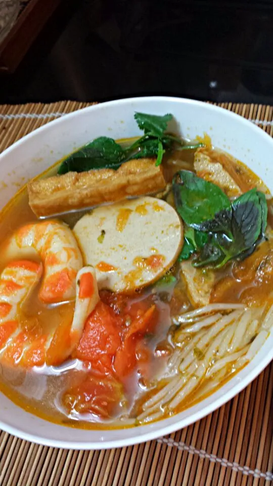 Vegetarian rice noodles in homeade tomatoes soup|Christine Cheungさん