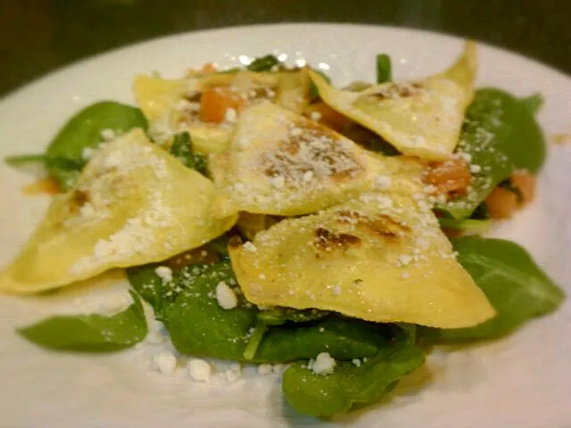 Pan fried porcini & truffle stuffed ravioli on a bed of saute'ed spinach & tomato.|Jiraphon Gさん