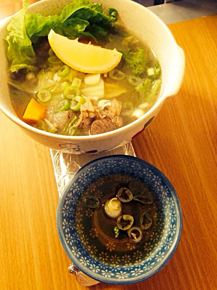 Beef ginger soup/ vagetable, lemon wedge, Nana negi,/ nampra dip.|Jefferson M. Macalindongさん