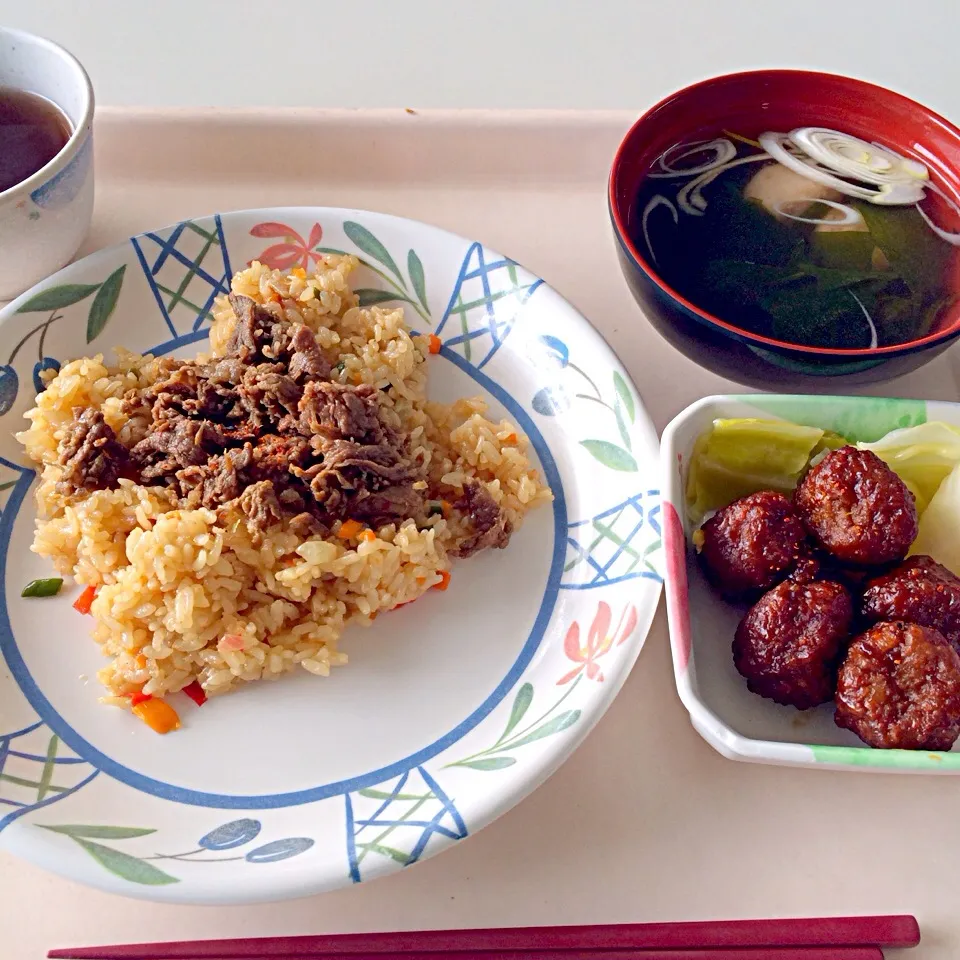 Snapdishの料理写真:焼肉ピラフ、イカつみれ汁、ミートボール照焼き風|maixx ใหม่さん