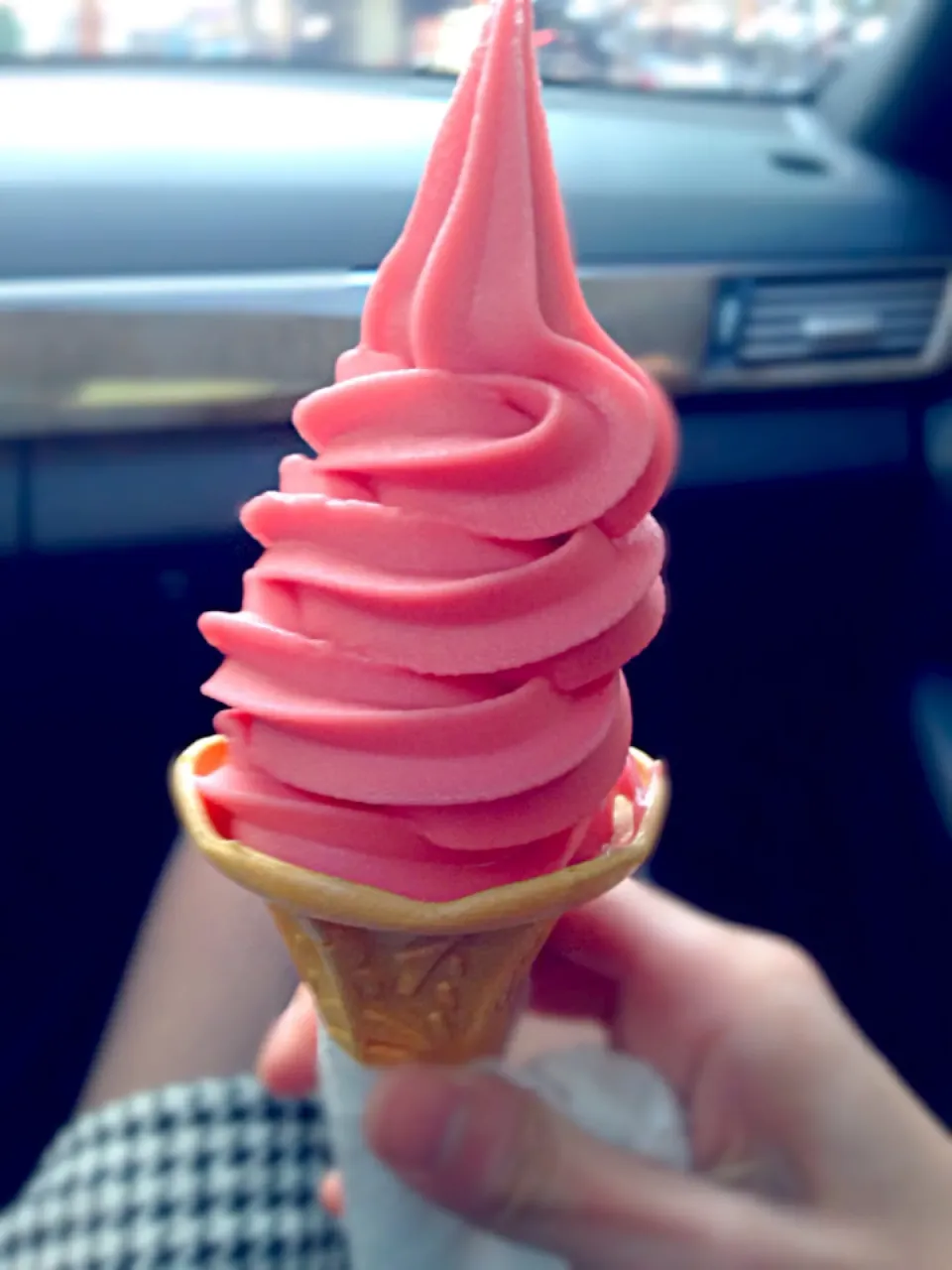 Snapdishの料理写真:Family Mart🍓草莓冰淇淋🍦|mimmyさん