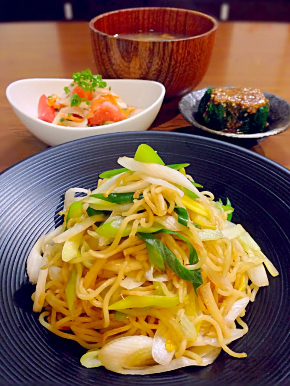 ⭐️ペコちゃんさんのネギとショウガだけの焼きそば ⭐️イカと野菜のマリネ ⭐️ほうれん草の胡麻和え ⭐️なめこの味噌汁|よっちぃさん