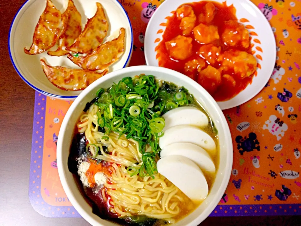 正麺の味噌ラーメン、餃子とエビチリ|Hiroyuki  Higashiさん