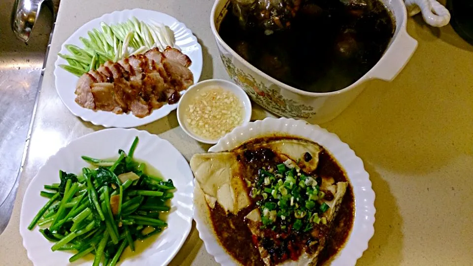 Snapdishの料理写真:自製鹹豬肉+蒜香豆鼓鱈魚+炒菠菜+黑嚕嚕十全大補雞湯|Emily Yangさん