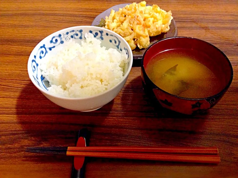 夕飯。小えびとタマネギのかき揚げと味噌汁。|asponsさん