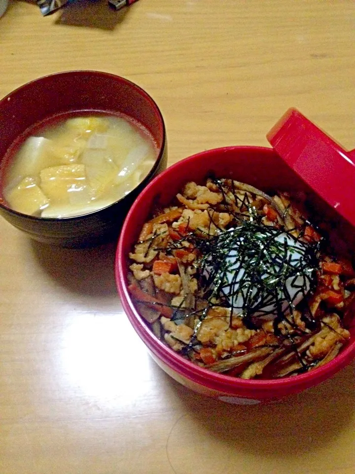 Snapdishの料理写真:根菜そぼろ丼 & 刻み玉ねぎと油揚げの味噌汁|黒蜜きなこさん