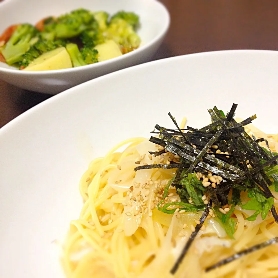 Snapdishの料理写真:白魚の塩辛でバター醤油パスタ、ジャガイモとブロッコリーの温野菜サラダ|chobicmさん