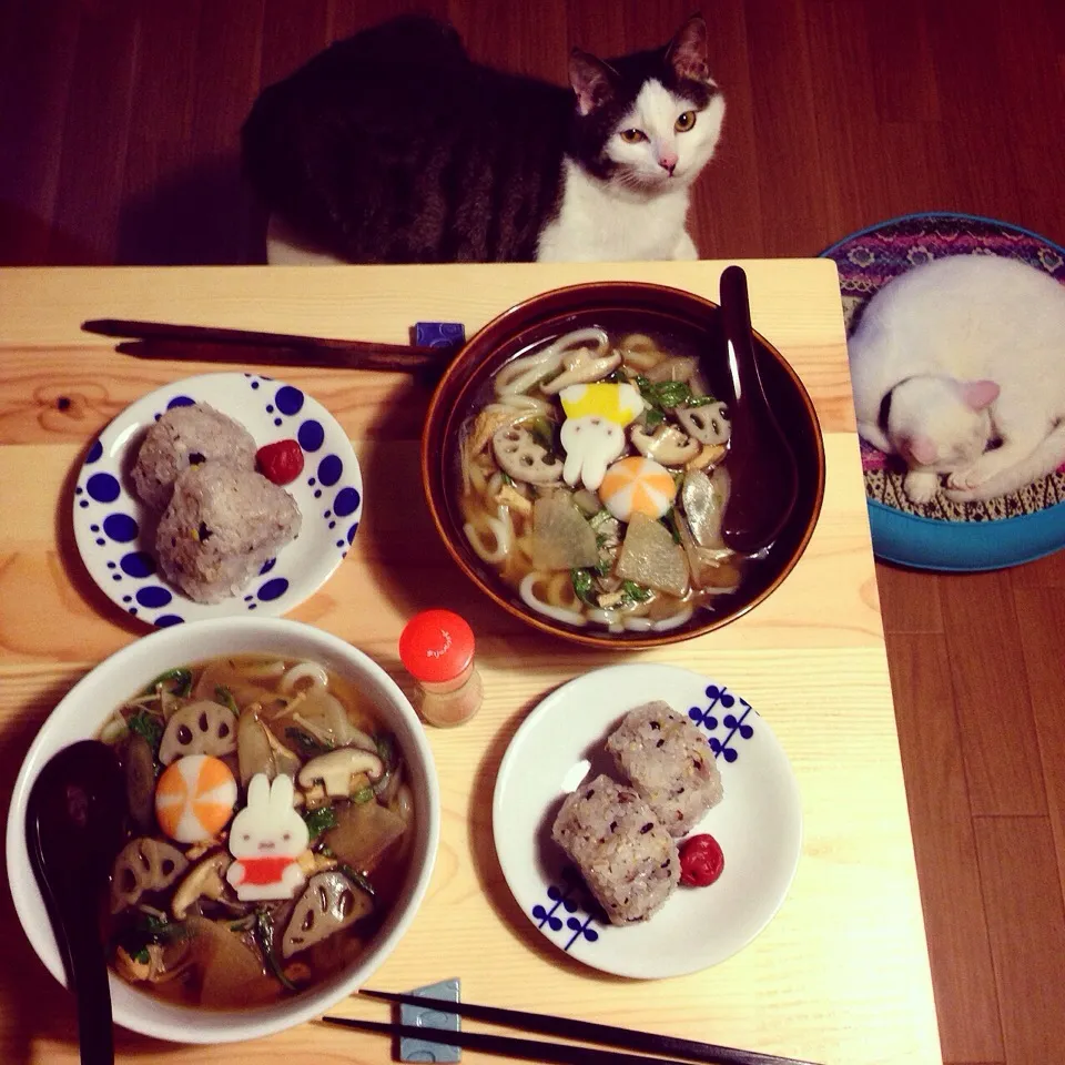 根菜・きのこ・春菊・鶏肉の、あんかけうどん。と雑穀おにぎり。|naouさん