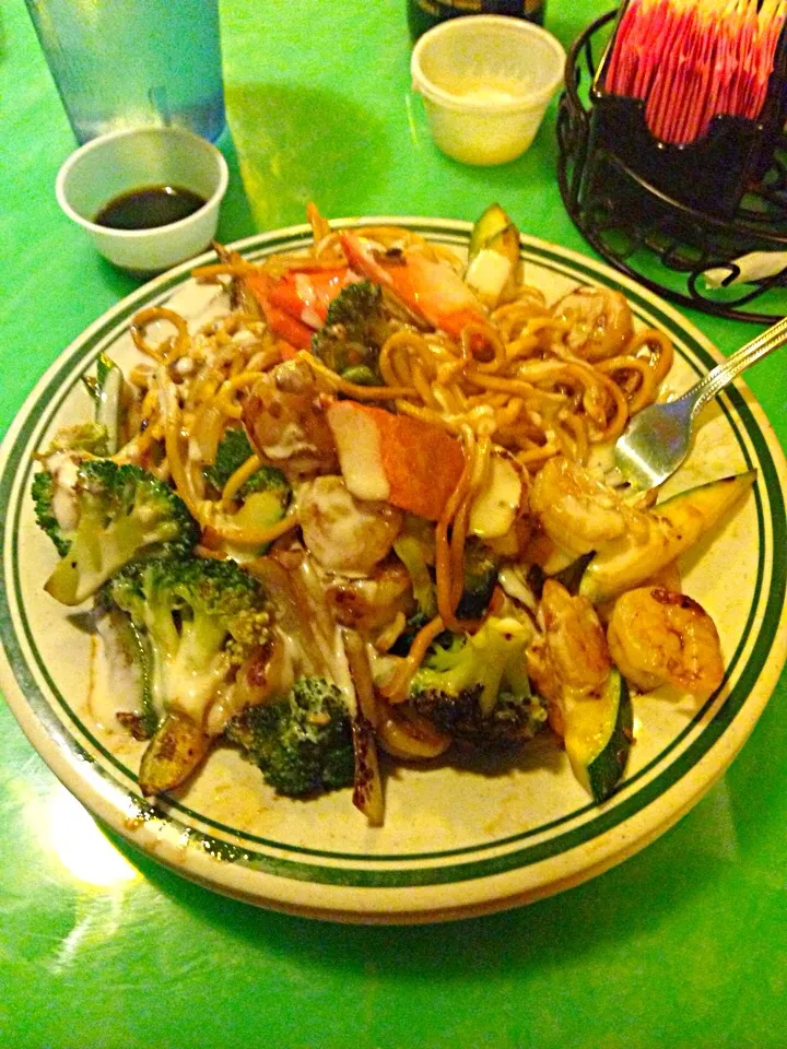 Hibachi w/ shrimp, chicken, broccoli, carrots|Malcolm Spaceleeさん