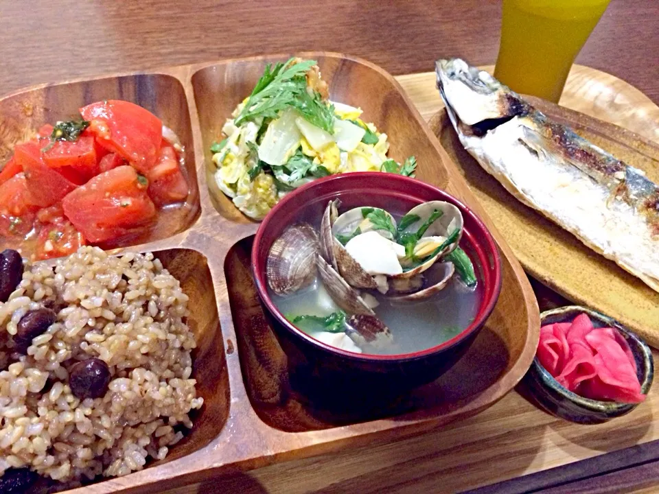 旦那様の晩御飯、、手抜きでゴメンね。でもおかなさんの白菜サラダはつくったよ。|こら7さん