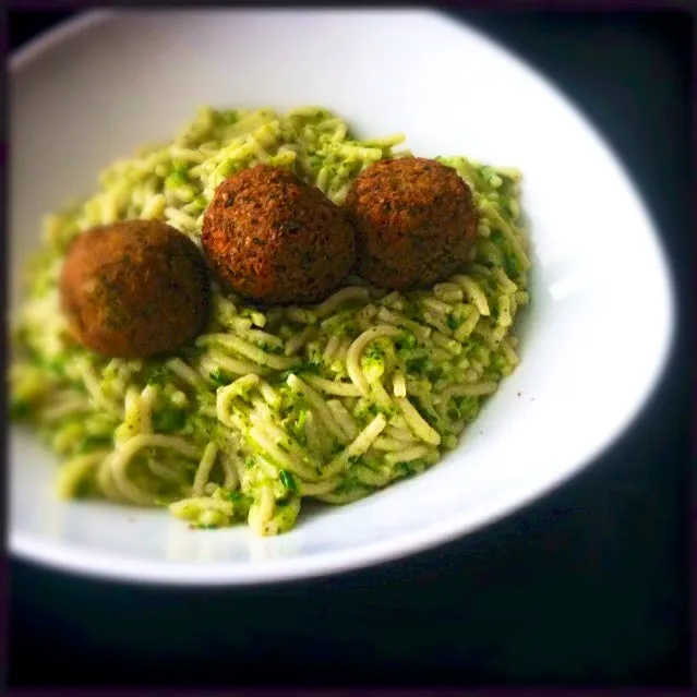 Brown Rice Pasta in a Cauliflower and Spinach Sauce topped with Falafels.|T.E.Dennisさん