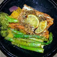 baked salmon, asparagus and mix vegetables.|Bush Manさん