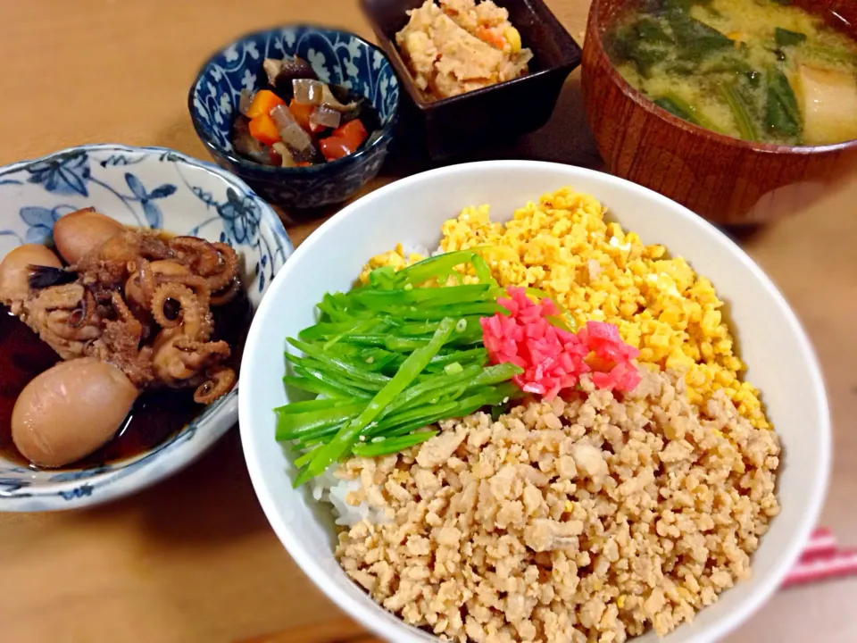 三色丼 、飯蛸の煮付、煮豆、おからナポリタン、南瓜とほうれん草の味噌汁|hiromi uedaさん