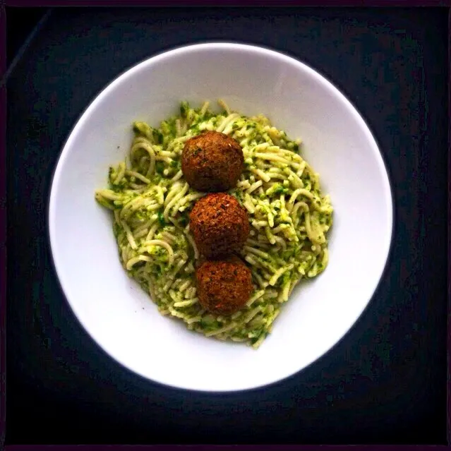 Brown Rice Pasta in a Cauliflower Spinach Sauce topped with Falafels|T.E.Dennisさん