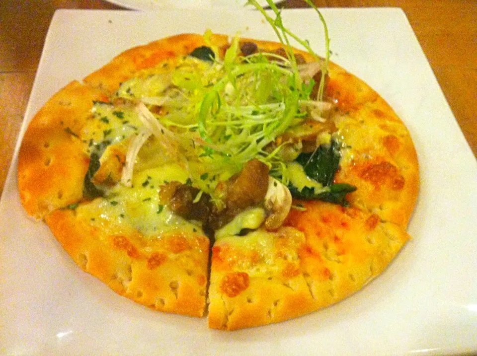 Spinach, mushrooms & chicken pizza|skyblueさん