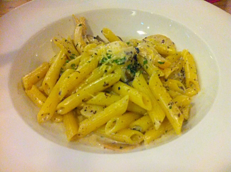 Penne with mushrooms in black truffle cream sauce|skyblueさん