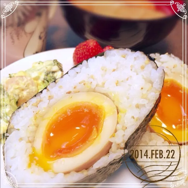 リリたんこぶさんの絶品味玉で、まるまさんの爆弾おにぎり の朝ごはん|佐倉さん