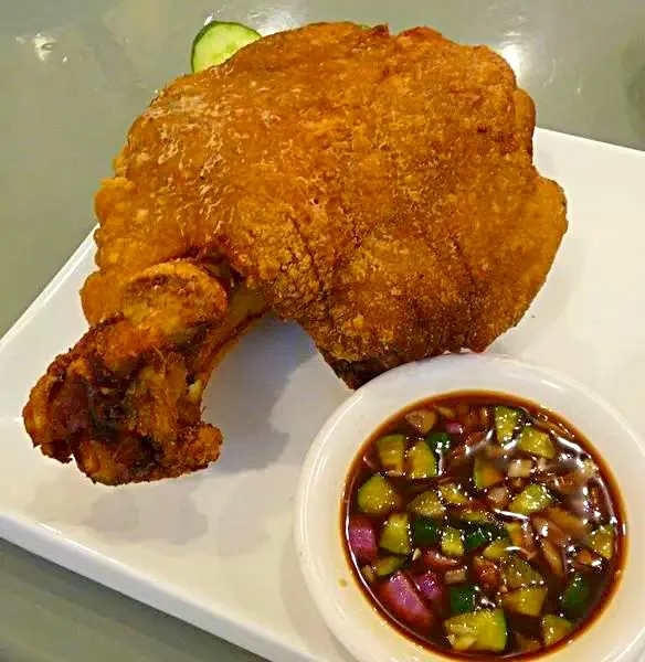 Philippine Cuisine: Crispy Pata Or Crispy Pork Knuckle|Dan Alfred Garcia Madriagaさん