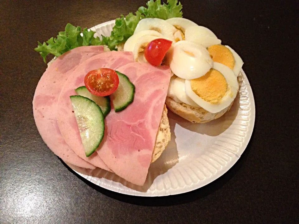 Snapdishの料理写真:朝食 in 劇場。|こまんだーさん