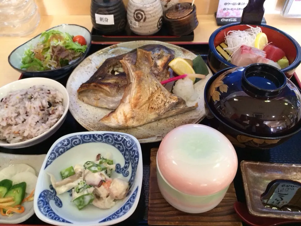 Snapdishの料理写真:本日のおすすめカンパチカマ塩焼き|神力屋 火酒さん