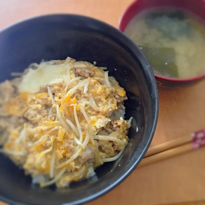 豚ひき肉ともやしの玉子とじ丼|ともえさん