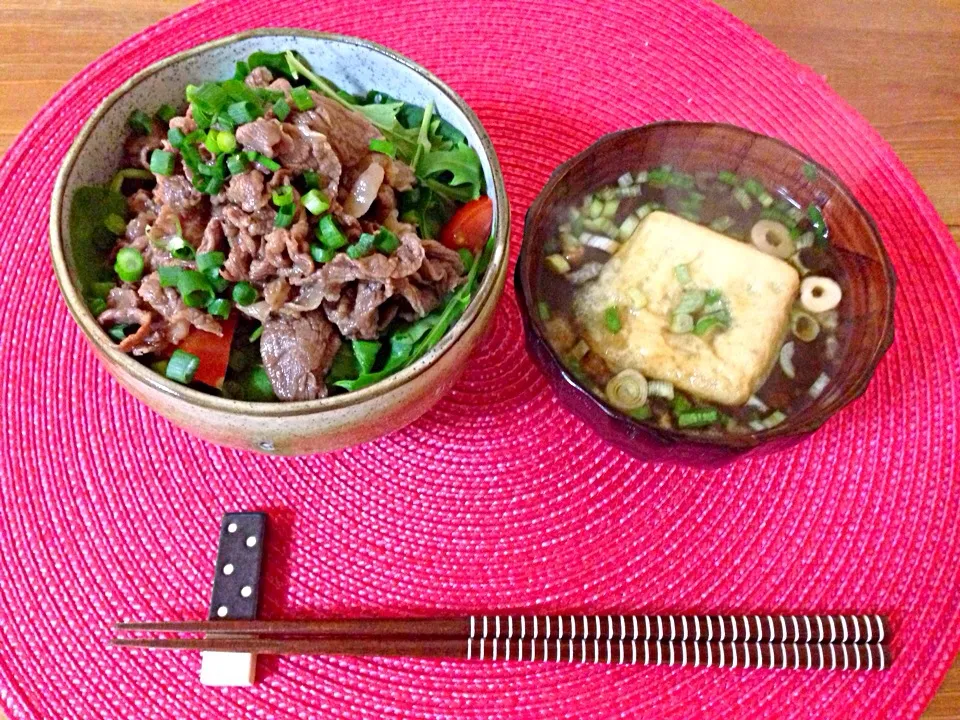 Snapdishの料理写真:牛肉の辛子醤油丼＆赤だし|niko78さん