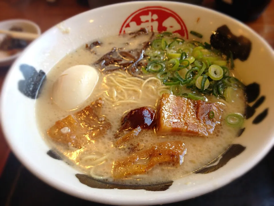 博多とんこつラーメンうま♥️|こたさん