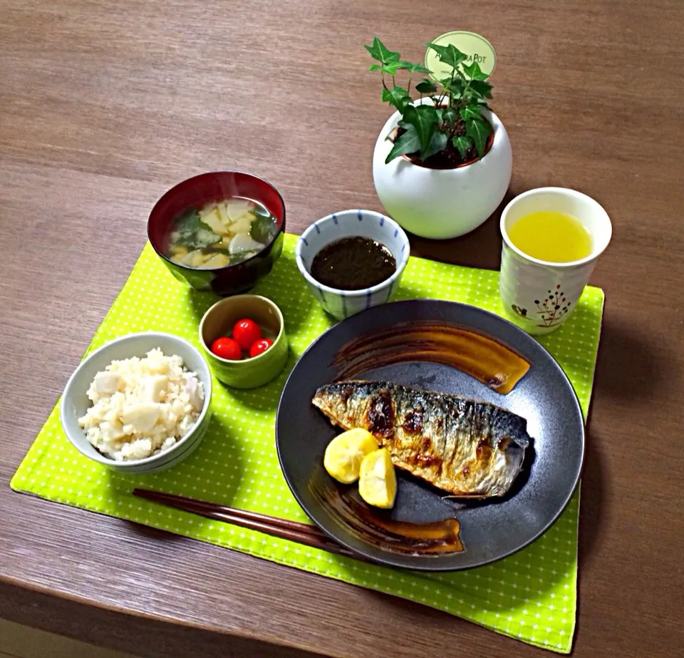 鯖の塩焼き、里芋ごはん、大根のお味噌汁、ミニトマト、もずく酢、そば茶|pentarouさん