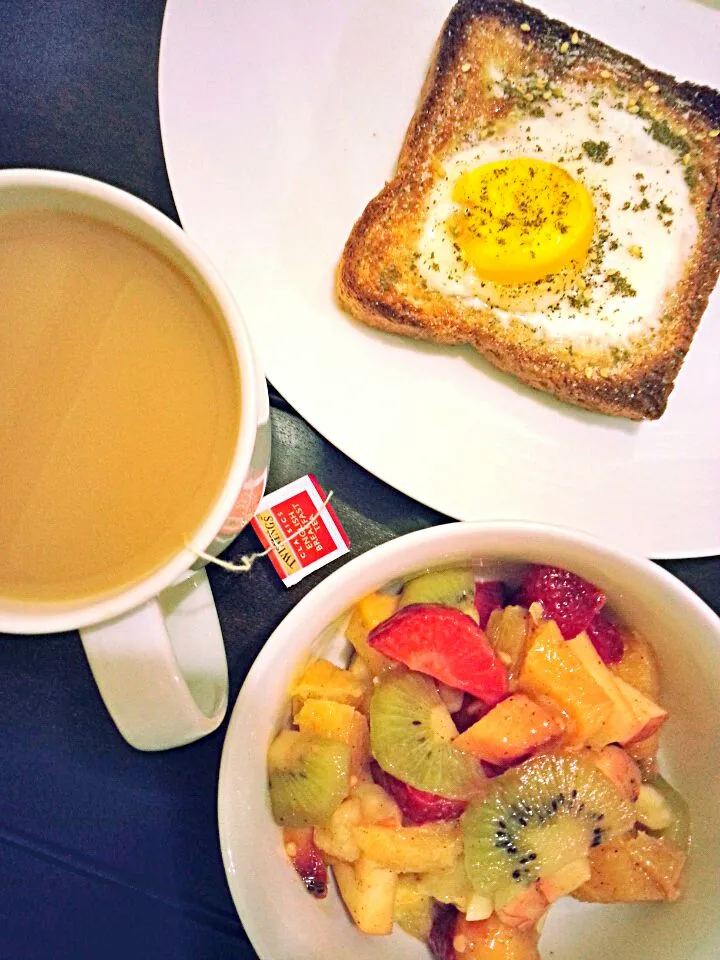 egg on toast, fruit salad, tea with milk|Aya Hesham Kandilさん