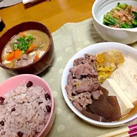 Snapdishの料理写真:今日のご飯・赤飯、肉豆腐、豚汁、ほうれん草のお浸し|Mari Taroumaruさん