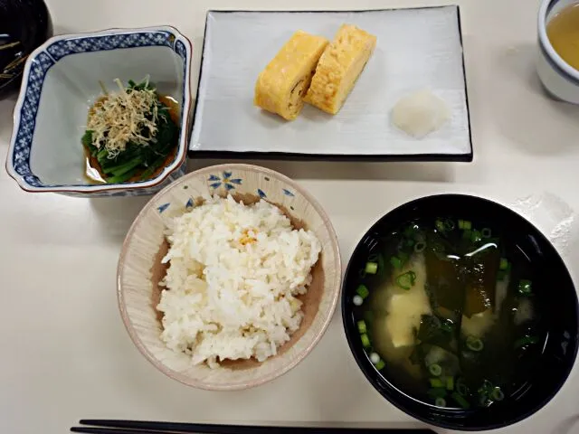 わかめの味噌汁　ごはん　だし巻き卵　ほうれん草のおひたし|つなさん