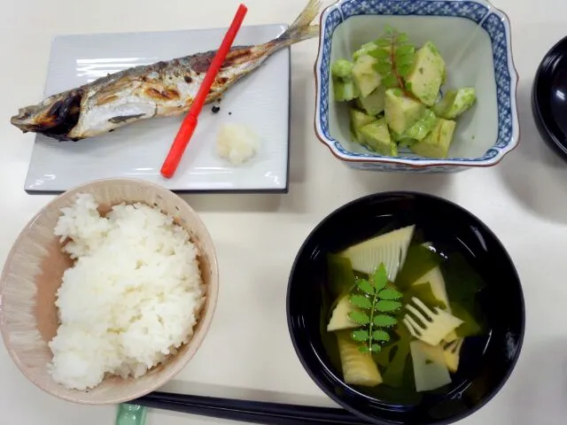 Snapdishの料理写真:ごはん　たけのこの味噌汁　木の芽和え　鮎の塩焼き|つなさん