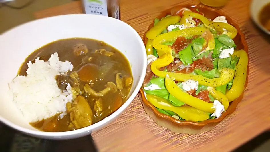 Snapdishの料理写真:チキンカレー。彩りサラダ|Nobuko Hosoiさん