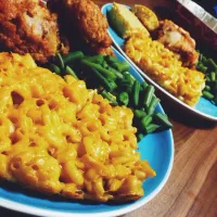 Snapdishの料理写真:Baked mac n cheese w/ fresh cut green beans, fried chicken & cornbread (Comfort food)|Kii-Li Nugentさん