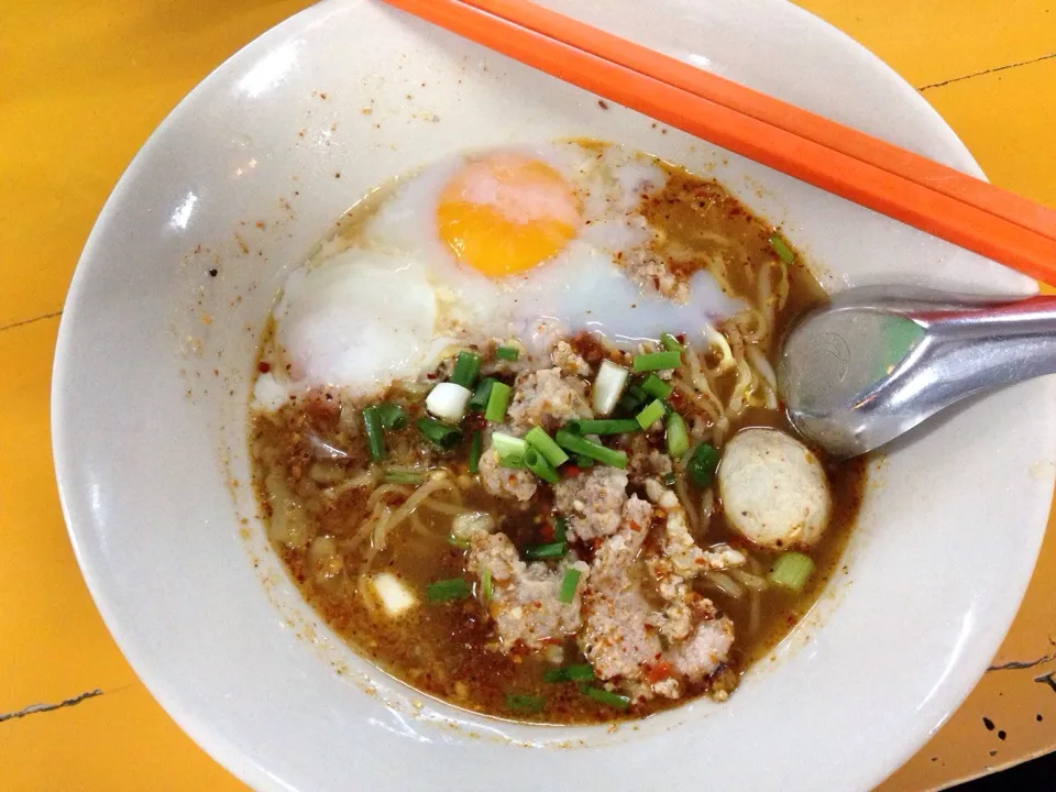 Thai style chilli paste tomyam noodle with double onsen egg -- บะหมี่ต้มยำพริกเผา ไข่มะตูม2ฟอง (ร้านนี้อยากกินมานาน)|Tunaさん