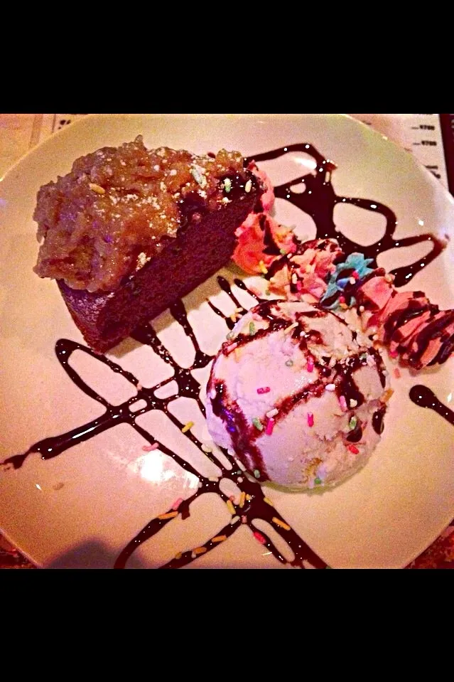 Chocolate Cake w/Peacan Nuts Cream,Strawberry Ice Cream|Atsuko Wendyさん