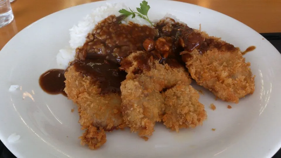 ゴルフ場のランチセットのカツカレー。豚カツなのにルーがチキンなのはビミョー！|SATOSHI OOCHIさん