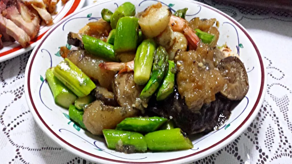 Dinner by mom on the last day of Chinese New Year: asparagus with prawns,  sea cucumber and scallops.|genさん