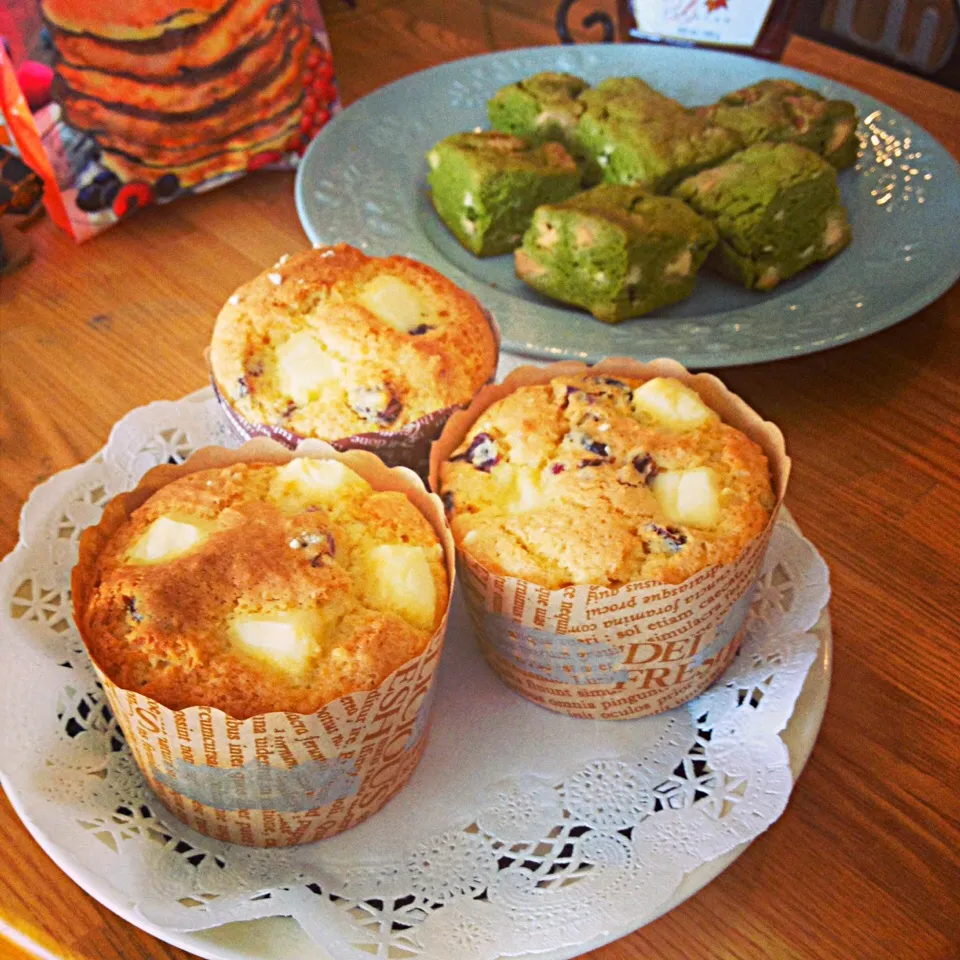 クリームチーズとクランベリーのマフィン♡と抹茶とホワイトチョコのスコーン|akika.iさん