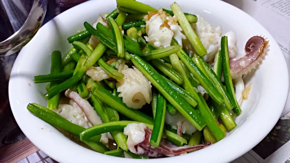 Dinner by mom on the last day of Chinese New Year: Garlic Flower with squid|genさん