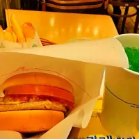 mos burger set!ㅋㅋ
꿀꿀했던 기분 멜론소다로 타파!^^|황성우さん