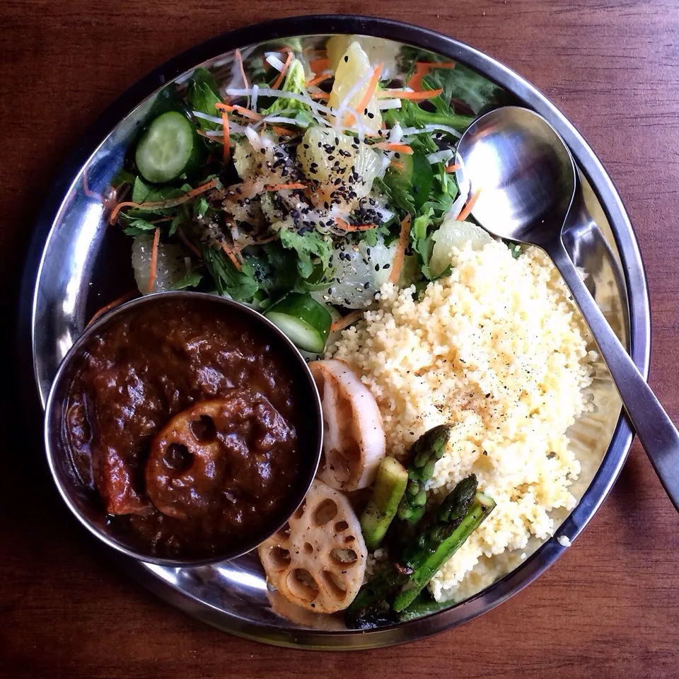 Snapdishの料理写真:Vegetable curry of asparagus and lotus root,Salad of grapefruit and garland chrysanthemum,Couscous 蓮根とアスパラのベジカレー、春菊とグレープフルーツのサラダ、クスクス|AYANOさん